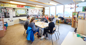 Groep volwassen in klas voor worskhop