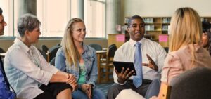 Ouders in gesprek met de leerkracht van hun kind over de ideale school