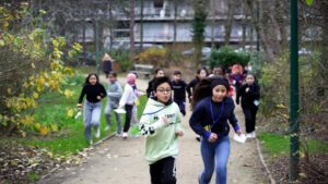 TADA kinderen lopen de Ensur-warmathon